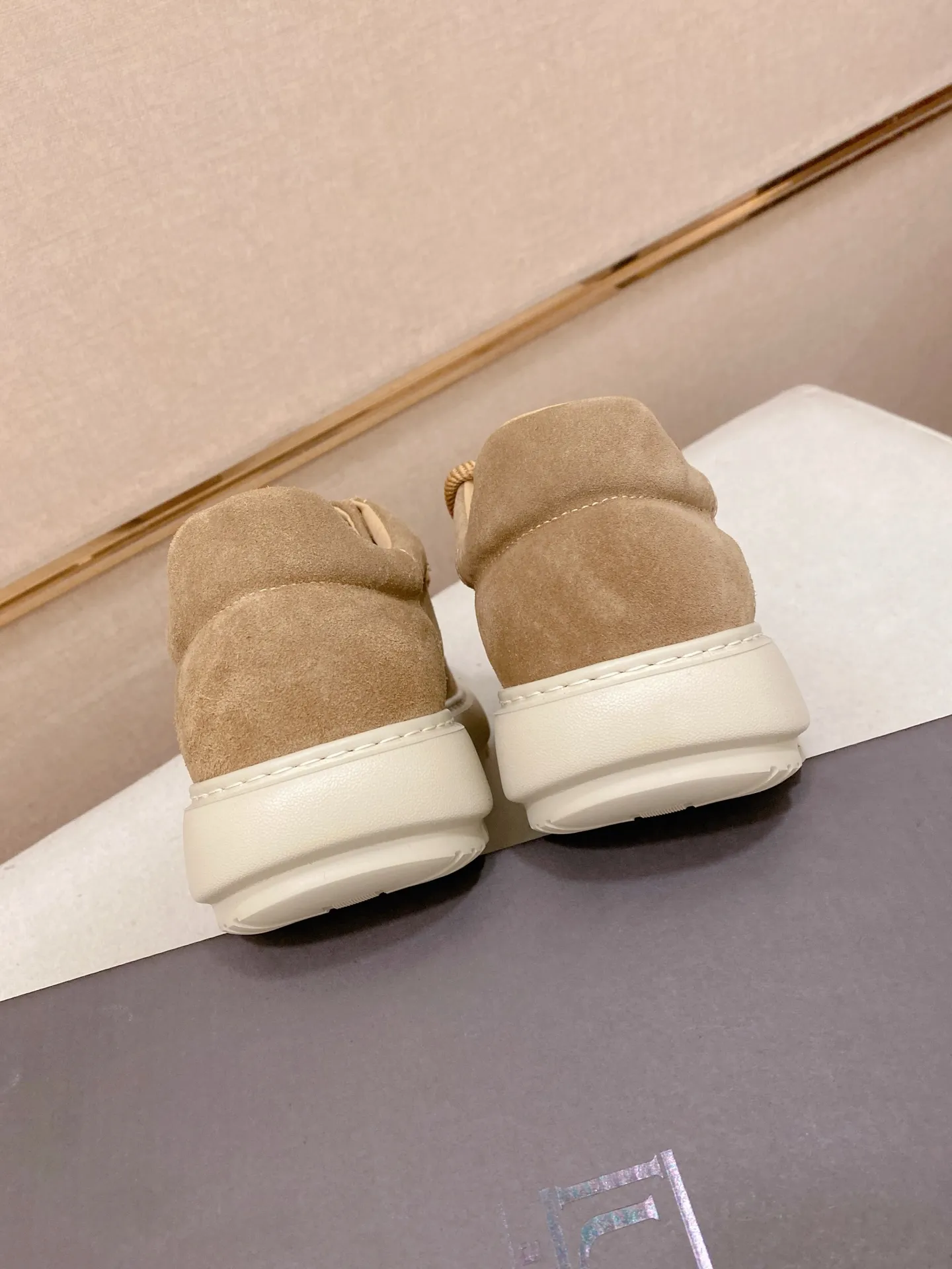 Factory price: 600💰New UGG fur-integrated men's simple and fashionable snow shoes. The most worth buying at the end of this year are warm casual shoes. Whether you are out and about at home, their comfortable and warm performance will be your most suitable fashion companion! The material is cowhide upper and imported wool is used inside. Two layers of cowhide for warmth and comfort! The eva+ rubber patch outsole is cushioned, non-slip and wear-resistant, and has good elasticity. It is light and wear-resistant, comfortable and soft, and the new simple cut is more fashionable. It has both practicality and fashion sense, so you no longer have to worry about how to match it in winter, while still maintaining your fashionable taste. High-quality genuine wool produced in Dongguan. The material depends on the details! Size: 39-40-41-42-43-44-45 sneaker size